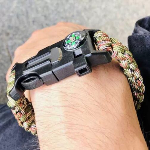 Paracord Survival Armband am Handgelenk